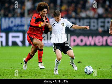 Toni Kroos, Germania, Marouane Fellaini, Belgio, football match di qualificazione per la Coppa UEFA campionato europeo 2012 Foto Stock