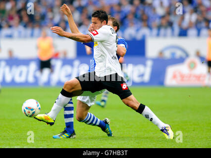 Benedikt Hoewedes, giocatore di Schalke 04, anteriore, in un duello con Raul Bobadilla, Moenchengladbach, Bundesliga, FC Schalke Foto Stock