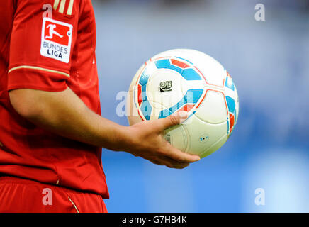 Adidas league sfera mantenuta da una FC Bayern Monaco di Baviera player, FC Schalke 04 - FC Bayern Monaco 0:2, Veltins Arena Gelsenkirchen Foto Stock