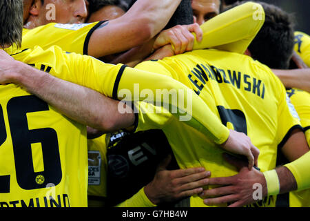 Obiettivo celebrazione, Robert Lewandowski e BVB giocatori, Bundesliga, Tedesco campionato federale, Borussia Dortmund - FC Schalke 04 2:0 Foto Stock