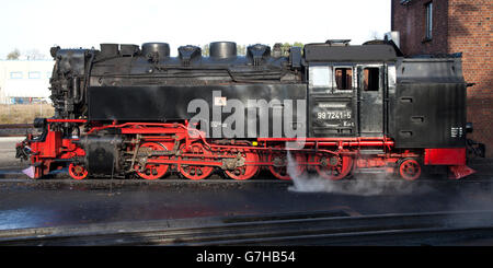 Treno a vapore alla stazione, Harz a scartamento ridotto delle ferrovie, HSB, Wernigerode, montagne Harz, Sassonia-Anhalt Foto Stock