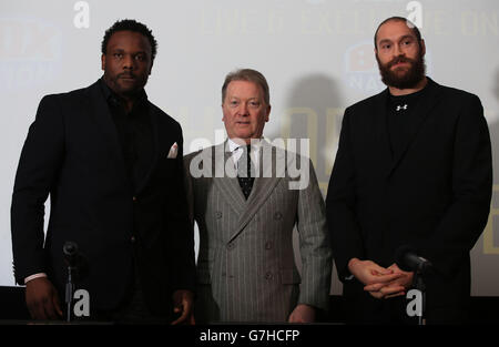 Il Promotore di boxe Frank Warren con Dereck Chisora (a sinistra) e Tyson Fury (a destra) durante la conferenza stampa testa a testa presso l'Imperial War Museum di Londra. Foto Stock