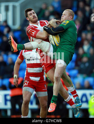 Mark Atkinson di Gloucester contesta una palla alta con London Irish Tom Homer durante la partita Aviva Premiership allo stadio Madejski, Reading. Foto Stock