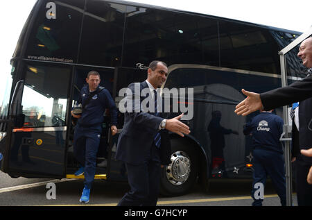 Il manager di Everton, Roberto Martinez, esce dal coach della squadra prima della partita Barclays Premier League a White Hart Lane, Londra. PREMERE ASSOCIAZIONE foto. Data immagine: Domenica 30 novembre 2014. Vedi PA storia CALCIO Tottenham. Il credito fotografico dovrebbe leggere Adam Davy/PA Wire. . . Foto Stock