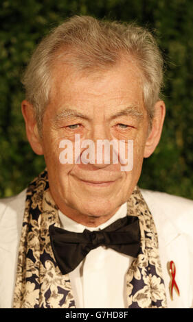 Ian McKellen arriva alla 60a edizione del London Evening Standard Theatre Awards al London Palladium nel centro di Londra. Foto Stock