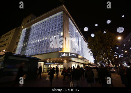 L'esterno di John Lewis si illuminò per Natale, su Oxford Street nel centro di Londra. PREMERE ASSOCIAZIONE foto. Data immagine: Venerdì 28 novembre 2014. Il credito fotografico dovrebbe essere: Filo Yui Mok/PA Foto Stock