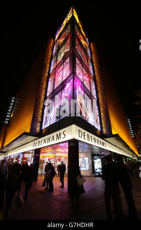 Gli esterni di Debenhams si illuminano per Natale, su Oxford Street nel centro di Londra. PREMERE ASSOCIAZIONE foto. Data immagine: Venerdì 28 novembre 2014. Il credito fotografico dovrebbe essere: Filo Yui Mok/PA Foto Stock