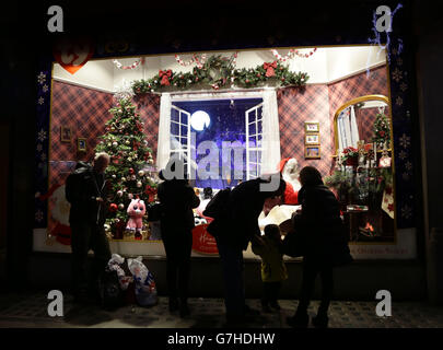 Una vetrina natalizia presso il negozio di giocattoli Hamleys a Regent Street, nel centro di Londra. PREMERE ASSOCIAZIONE foto. Data immagine: Venerdì 28 novembre 2014. Il credito fotografico dovrebbe essere: Filo Yui Mok/PA Foto Stock