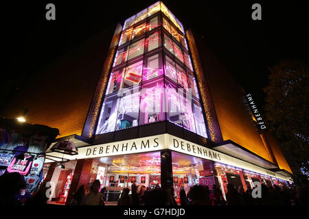 Gli esterni di Debenhams si illuminano per Natale, su Oxford Street nel centro di Londra. PREMERE ASSOCIAZIONE foto. Data immagine: Venerdì 28 novembre 2014. Il credito fotografico dovrebbe essere: Filo Yui Mok/PA Foto Stock