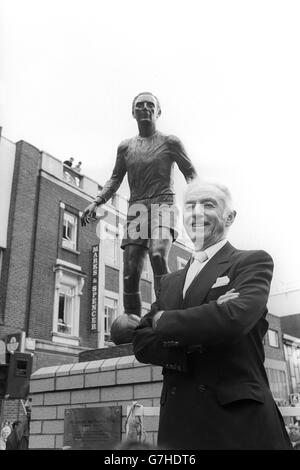 Calcio - Sir Stanley Matthews statua - Hanley, Stoke Foto Stock