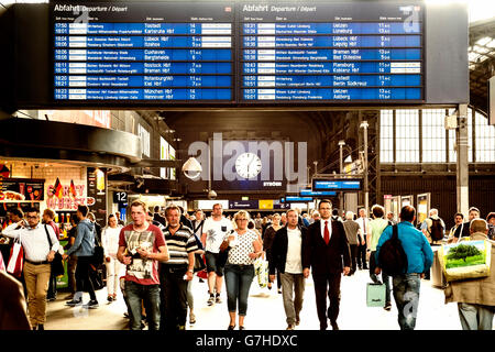 Atrio occupato di Hamburg Hauptbahnhof, la stazione ferroviaria principale in Germania Foto Stock