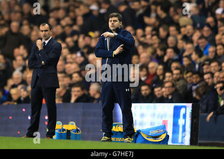 Il manager di Everton Roberto Martinez (a sinistra) e il manager di Tottenham Hotspur Mauricio Pochettino ai margini Foto Stock