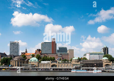 Vista della barca pontili di sbarco, Landungsbrucken, e sullo skyline della città di St Pauli nel porto di Amburgo Germania Foto Stock