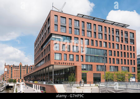 Vista del nuovo blocco uffici occupati da Greenpeace a Elbtorpromenade Elbarkaden e nuovi sviluppi di proprietà di Hafencity Hamburg Foto Stock