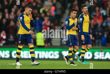 Gli stand di Arsenal (a sinistra-destra) Alex Oxlade-Chamberlain, Alexis Sanchez e Olivier Giroud si sono opposti durante la partita della Barclays Premier League al Britannia Stadium di Stoke. Foto Stock