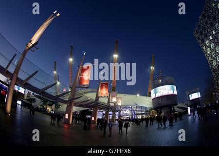 Capital FM Jingle Bell Ball 2014 - Sabato. Una vista generale dei tifosi che arrivano per la Capital FM Jingle Bell Ball 2014 che si tiene presso la O2 Arena, Londra Foto Stock