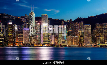 La skyline di Hong Kong da Tsim Sha Tsui, Hong Kong. Foto Stock