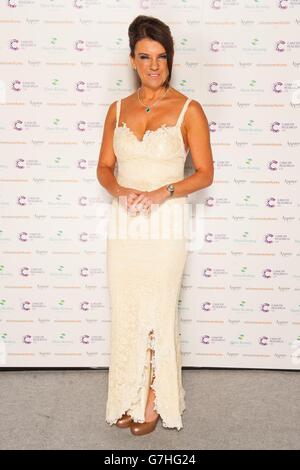 Doctor Dawn Harper frequenta la Emeralds and Ivy Ball, ospitata dalla Marie Keating Foundation e Cancer Research UK, a Supernova, nel centro di Londra. Foto Stock