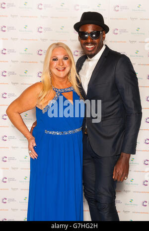 Vanessa Feltz e suo marito ben Ofoedu arrivano all'Emeralds and Ivy Ball, ospitati dalla Marie Keating Foundation and Cancer Research UK, a Supernova, nel centro di Londra. Foto Stock