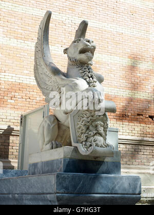 Statua di Griffin all'ingresso del Palacio de Velazquez, nel Parque del Retiro di Madrid, Spagna Foto Stock