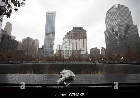 I fiori lasciati dal Duca e dalla Duchessa di Cambridge al Memorial Reflection Pool dopo la loro visita al National September 11 Memorial Museum di New York durante una visita negli Stati Uniti. Foto Stock