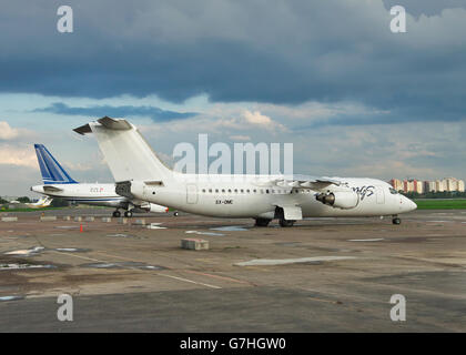 Kiev, Ucraina - 17 Maggio 2012: aerei per il trasporto passeggeri in aeroporto con drammatico cielo tempestoso sullo sfondo Foto Stock