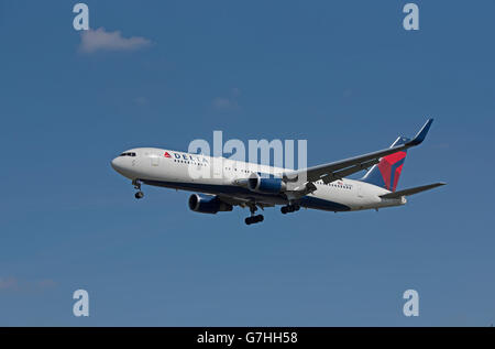 Delta Air Lines Boeing 767-323 che arrivano a Londra HeathrowSerial Reg' N394DL. SCO 10,374. Foto Stock