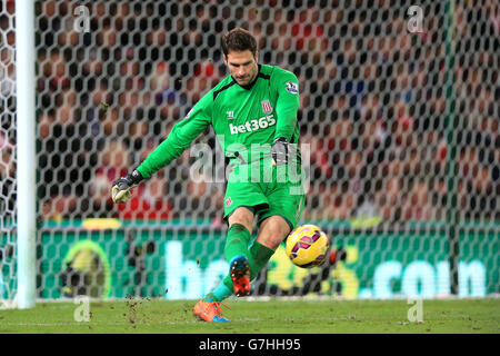 Calcio - Barclays Premier League - Stoke City v Arsenal - Britannia Stadium. Il portiere di Stoke City Asmir Begovic Foto Stock