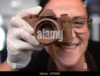 Giovanna Schettini finge di scattare una foto con una macchina fotografica interamente fatta di cioccolato, uno dei tanti articoli di cioccolato in vendita al Festival del cioccolato di Londra. Foto Stock
