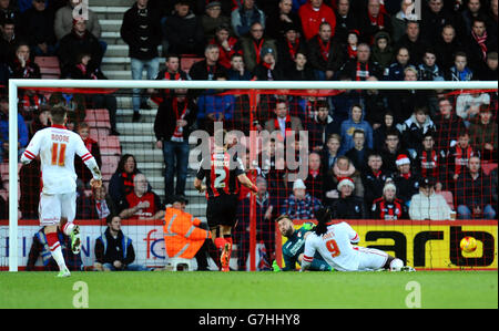 Il Kenwyne Jones (a destra) di Cardiff City segna il suo primo gol al fianco del gioco per ottenere il punteggio 2-1 durante la partita del campionato Sky Bet al Goldsands Stadium di Bournemouth. Foto Stock