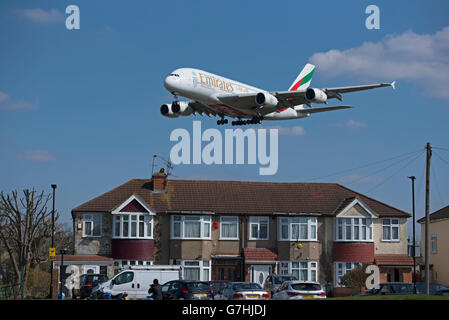 Emirates Boeing 747F su Londra sull approccio in London Heathrow Airport. SCO 383. Foto Stock