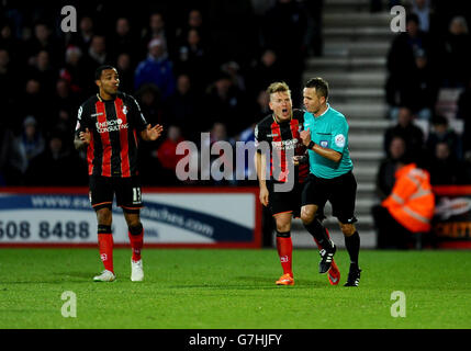 Matt Ritchie di Bournemouth (seconda a destra) si oppone all'arbitro James Adcock dopo aver deciso che David Marshall, portiere della città di Cardiff (non illustrato), non aveva maneggiato la palla fuori dal box durante la partita del campionato Sky Bet al Goldsands Stadium di Bournemouth. PREMERE ASSOCIAZIONE foto. Data immagine: Sabato 13 dicembre 2014. Vedi PA storia CALCIO Bournemouth. Il credito fotografico deve essere di tipo Clive Gee/PA Wire. . . Foto Stock