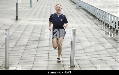 Il nuovo leader del Partito laburista scozzese Jim Murphy corre accanto al fiume Clyde durante una fotocellula a Glasgow. Foto Stock