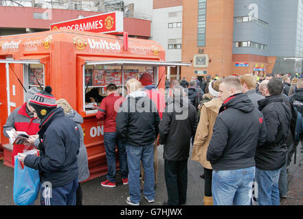 Calcio - Barclays Premier League - Manchester United contro Liverpool - Old Trafford. Venditori di programmi impegnati al di fuori della vecchia Trafford Foto Stock