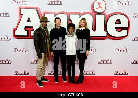 Jamie Foxx, Will Gluck, Quvenzhane Wallis e Cameron Diaz partecipano a una fotocellula per il nuovo film Annie al Corinthia Hotel, Londra. Foto Stock