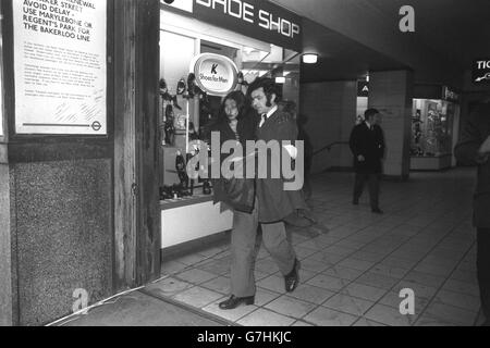 Una giovane donna senza scarpe, ferita nell'incidente di Tube alla stazione di Moorgate, è stata portata in un'ambulanza d'attesa. Foto Stock