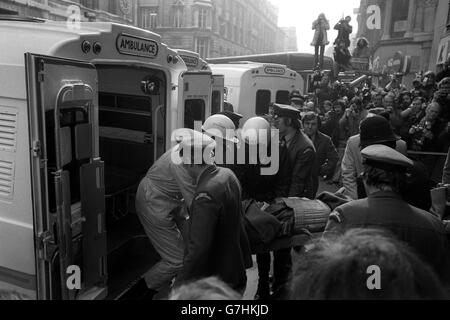 Uno dei feriti nel crash della metropolitana alla stazione di Moorgate è portato ad un'ambulanza in attesa. Foto Stock