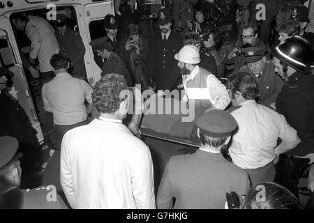 Dodici ore dopo il fatale incidente della metropolitana alla stazione di Moorgate, uno degli ultimi passeggeri intrappolati viene portato fuori dai soccorritori. Il paziente, un giovane poliziotto avvolto in coperte, è preso dal personale dell'ambulanza su una barella come polizia stand-by. Foto Stock