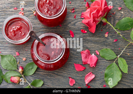 Petali di Rose sullo sfondo di inceppamento Foto Stock