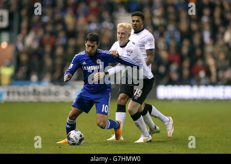 Eden Hazard di Chelsea e Will Hughes (a destra) della contea di Derby combattono per la palla durante la partita finale della Capital One Cup all'iPro Stadium di Derby. Foto Stock