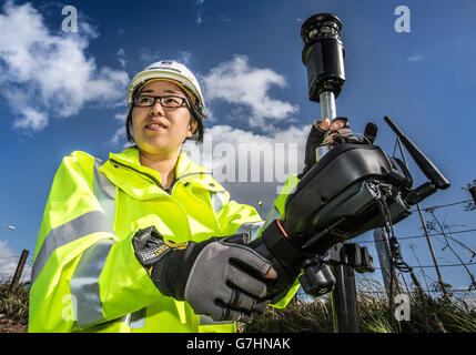 Donna cinese surveyor su posizione Foto Stock