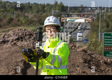 Donna cinese surveyor su posizione Foto Stock