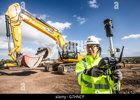 Donna cinese surveyor su posizione Foto Stock