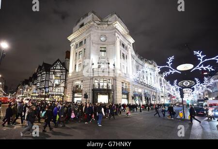 Gli amanti dello shopping natalizio su Regent Street, Londra. Foto Stock