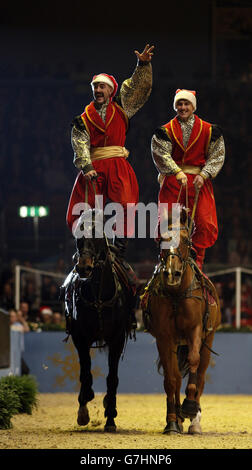 La squadra di stunt di Cossack Ucraina si esibirà durante il giorno sette dell'Olympia London International Horse Show presso l'Olympia Exhibition Centre di Londra. Foto Stock