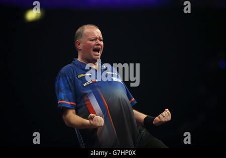 Freccette - 2014 William Hill World Darts Championship - Day Five - Alexandra Palace. Raymond van Barneveld celebra la sconfitta di Rowby-John Rodriguez durante il William Hill World Darts Championship ad Alexandra Palace, Londra. Foto Stock