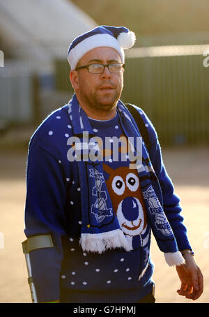 Calcio - Sky Bet Championship - Huddersfield Town / Birmingham City - John Smith's Stadium. Un fan della città di Birmingham fuori dallo stadio Foto Stock