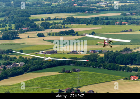 Vista aerea, deltaplano, parapendio, traino Traino aeromobili, Campione Aeronca 7GCB D ECVY, Traino aeromobili, power-aliante monoposto DG 300, Foto Stock