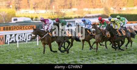 Corse di cavalli - Tingle Creek Day - Sandown Park. Jockey Davy Russell su Vukovar (a sinistra) e Tony McCoy su Somersby (seconda a sinistra) guidano il campo durante la 888sport Tingle Creek Chase Foto Stock