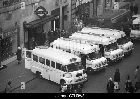 Ambulanze fuori Moorgate come soccorritori continuano a lavorare per liberare i corpi dal relitto della metropolitana che si è schiantato alla stazione. Foto Stock